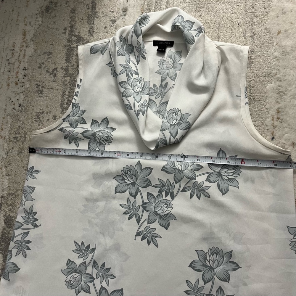 Like 🆕 Ann Taylor cowl neck elegant floral print blouse - Picture 8 of 10